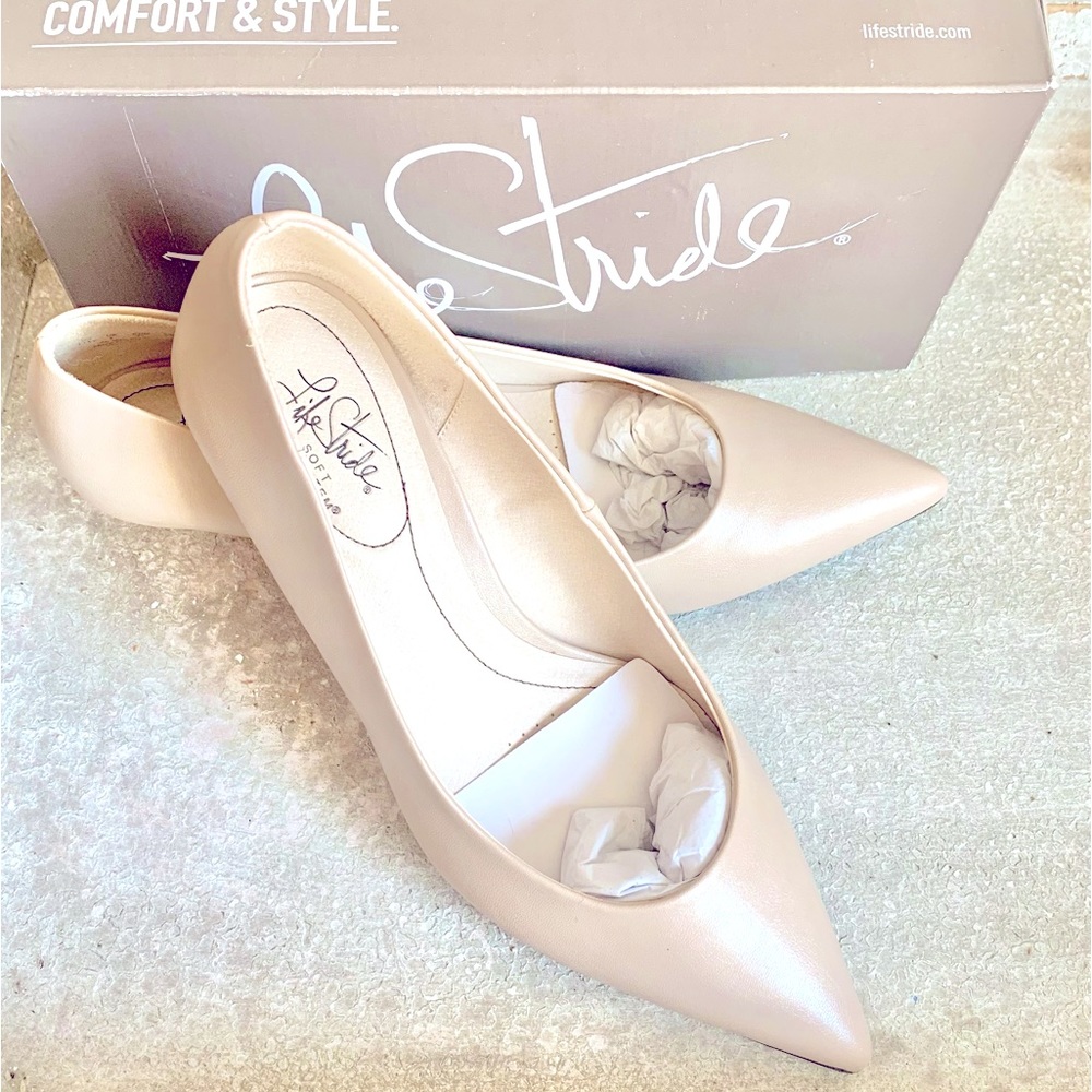 LIFE STRIDE blush Pointed toe kitten heel pumps